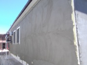 Фасад дома утеплен, заармирован, выполнена декоративная отделка стен акриловой штукатуркой - шуба<br />
