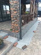 Цоколь дома был утеплён фасадным пенопластом. Подготовленную поверхность загрунтовали грунт-краской и нанесли суперпрочную декоративную штукатурку – мраморная крошка<br />
