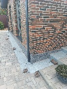 Цоколь дома был утеплён фасадным пенопластом. Подготовленную поверхность загрунтовали грунт-краской и нанесли суперпрочную декоративную штукатурку – мраморная крошка<br />
