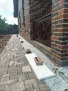 Цоколь дома был утеплён фасадным пенопластом. Подготовленную поверхность загрунтовали грунт-краской и нанесли суперпрочную декоративную штукатурку – мраморная крошка<br />
