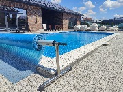 Заверена отделка цоколя бассейна мраморной крошкой 