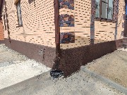 Завершены все работы по утеплению и отделке цоколя дома 