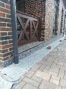 Цоколь дома был утеплён фасадным пенопластом. Подготовленную поверхность загрунтовали грунт-краской и нанесли суперпрочную декоративную штукатурку – мраморная крошка<br />
