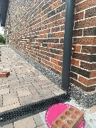 Цоколь дома был утеплён фасадным пенопластом. Подготовленную поверхность загрунтовали грунт-краской и нанесли суперпрочную декоративную штукатурку – мраморная крошка<br />
