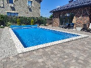 Заверена отделка цоколя бассейна мраморной крошкой 