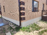 Ведутся работы по утеплению и отделке цоколя дома на очередном объекте. 