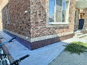 Выполнена отделка цоколя мраморной крошкой