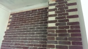 Монтаж клинкерной плитки на стенах в квартире. Плитку использовали разных оттенков 
