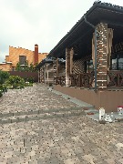 Цоколь дома утеплён, выполнено армирование и грунтовка. Приступаем к нанесению штукатурки "мраморная крошка"