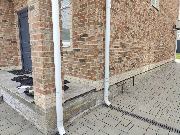 Здесь будет произведена отделка утеплённого цоколя дома по системе «мокрый фасад»