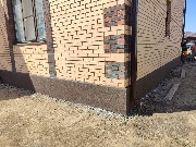 Завершены все работы по утеплению и отделке цоколя дома 