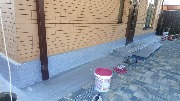 Цоколь дома утеплён, ведутся работы по отделка мраморной крошкой