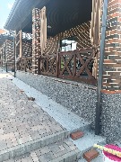 Цоколь дома был утеплён фасадным пенопластом. Подготовленную поверхность загрунтовали грунт-краской и нанесли суперпрочную декоративную штукатурку – мраморная крошка<br />
