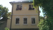 Фасад дома утеплен и отделан декоративной штукатуркой