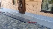 Цоколь дома утеплён, ведутся работы по отделка мраморной крошкой