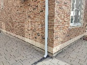 Здесь будет произведена отделка утеплённого цоколя дома по системе «мокрый фасад»