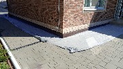 Выполнена отделка цоколя мраморной крошкой<br />
