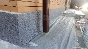Цоколь дома утеплён, ведутся работы по отделка мраморной крошкой