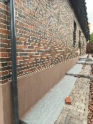 Цоколь дома утеплён, выполнено армирование и грунтовка. Приступаем к нанесению штукатурки "мраморная крошка"