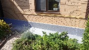 Цоколь дома утеплён, ведутся работы по отделка мраморной крошкой