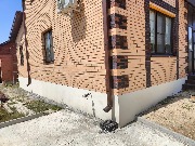 Ведутся работы по утеплению и отделке цоколя дома на очередном объекте. 