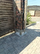 Цоколь забора предварительно обклеен фасадным пенопластом, установлены усиливающие уголки, ведутся армировочные работы