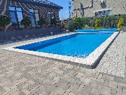 Заверена отделка цоколя бассейна мраморной крошкой 