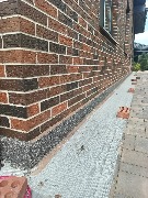 Цоколь дома был утеплён фасадным пенопластом. Подготовленную поверхность загрунтовали грунт-краской и нанесли суперпрочную декоративную штукатурку – мраморная крошка<br />
