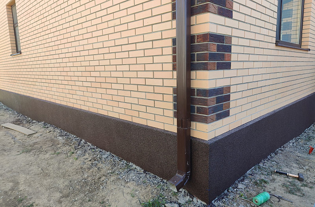 Утепление и отделка цоколя мраморной крошкой