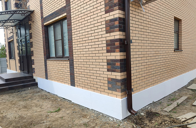 Утепление и отделка цоколя мраморной крошкой