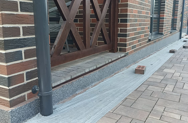 Отделка цоколя дома штукатуркой мраморная крошка