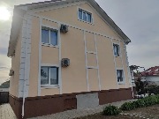 С двух строн дома фасад помыт, загрунтован и окрашен акриловой краской в два слоя С двух строн дома фасад помыт, загрунтован и окрашен акриловой краской в два слоя