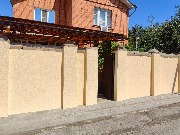 Мы завершили работы на очередном объекте – здесь выполнена отделка забора декоративной штукатуркой