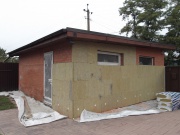 Дом и пристройки во дворе утеплены минеральной ватой, выполнена отделка стен силиконовой декоративной штукатуркой<br />
