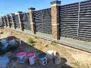 Цоколь забора приобрел законченный, презентабельный вид. Покрытие надежно защищено от внешних воздействий и будет радовать безупречной эстетикой долгие годы!