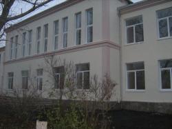 Фасад этого учебного заведения был утеплен и отделан еще в 2005 году. Стены утеплены минеральной ватой, отделаны короедом