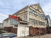 С двух строн дома фасад помыт, загрунтован и окрашен акриловой краской в два слоя С двух строн дома фасад помыт, загрунтован и окрашен акриловой краской в два слоя