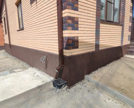 Утепление и отделка цоколя мраморной крошкой