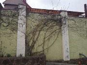 Стены очистим от разрушающейся штукатурки