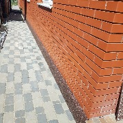 Работы на объекте завершены - цоколь дома утеплён, заармирован и отделан декоративной штукатуркой мраморная крошка