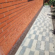 Работы на объекте завершены - цоколь дома утеплён, заармирован и отделан декоративной штукатуркой мраморная крошка