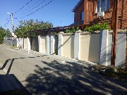 Отделка забора декоративной штукатуркой в процессе