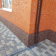 Работы на объекте завершены - цоколь дома утеплён, заармирован и отделан декоративной штукатуркой мраморная крошка