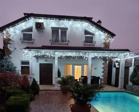 Пятилетняя традиция сияния! Дом снова засверкал светодиодной бахромой!