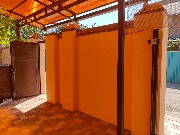 Мы завершили работы на очередном объекте – здесь выполнена отделка забора декоративной штукатуркой