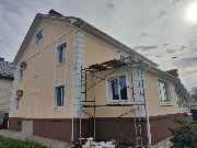 С двух строн дома фасад помыт, загрунтован и окрашен акриловой краской в два слоя С двух строн дома фасад помыт, загрунтован и окрашен акриловой краской в два слоя