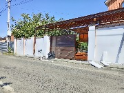 Отделка забора в процессе