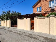 Мы завершили работы на очередном объекте – здесь выполнена отделка забора декоративной штукатуркой