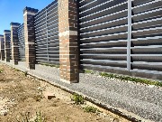 Цоколь забора приобрел законченный, презентабельный вид. Покрытие надежно защищено от внешних воздействий и будет радовать безупречной эстетикой долгие годы!