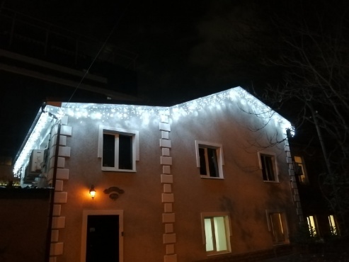 Как можно в  Новый год и без такой сказочной подсветки фасада дома